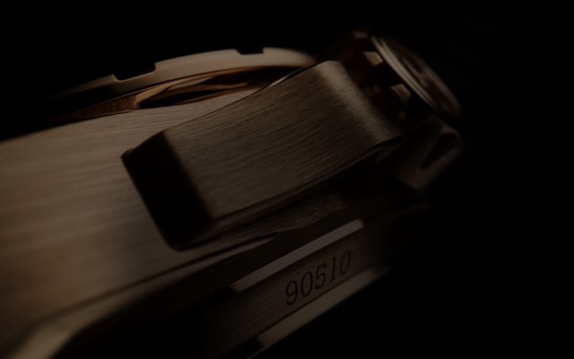 Roger Dubuis Excalibur collection gold case detail